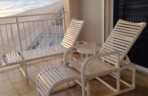 New Smyrna Beach Condominio | Exclusivo tercer piso de tres habitaciones y tres baños condominio.