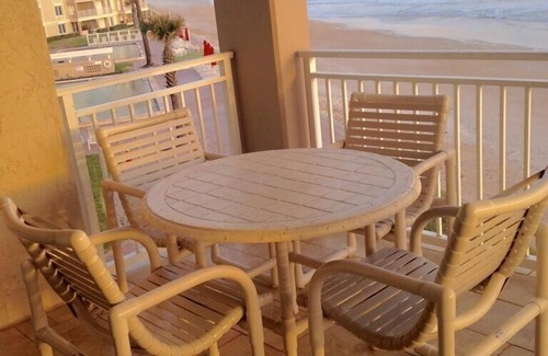 New Smyrna Beach Condominio | Exclusivo tercer piso de tres habitaciones y tres baños condominio.