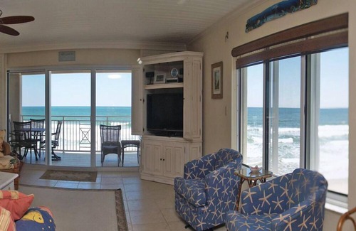 New Smyrna Beach Condominio | Exclusivo tercer piso de tres habitaciones y tres baños condominio.