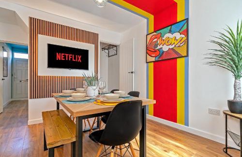 Luton Casa | Exclusive Town Centre Home, FREE Parking, Walk to TRAIN STATION, Near AIRPORT, LUXURY Stay, GARDEN, POP ART Decor