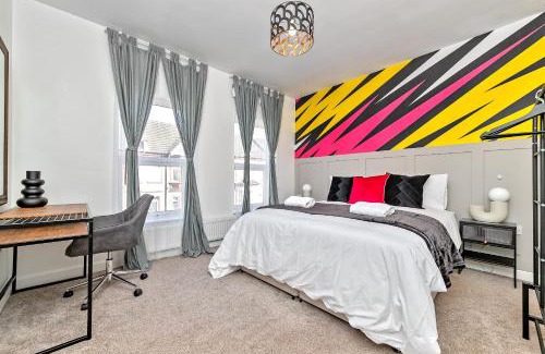Luton Casa | Exclusive Town Centre Home, FREE Parking, Walk to TRAIN STATION, Near AIRPORT, LUXURY Stay, GARDEN, POP ART Decor