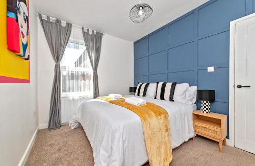 Luton Casa | Exclusive Town Centre Home, FREE Parking, Walk to TRAIN STATION, Near AIRPORT, LUXURY Stay, GARDEN, POP ART Decor