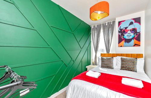 Luton Casa | Exclusive Town Centre Home, FREE Parking, Walk to TRAIN STATION, Near AIRPORT, LUXURY Stay, GARDEN, POP ART Decor