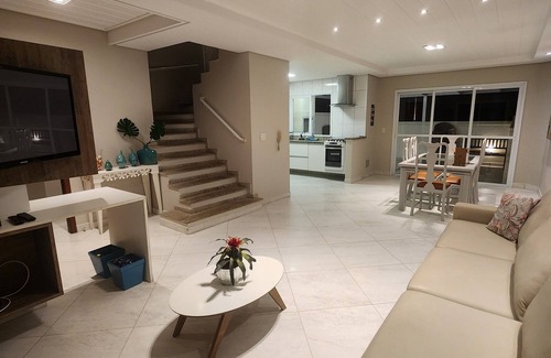 Vila Julia Casa | Casa triplex exclusivo en una comunidad cerrada con vistas al mar