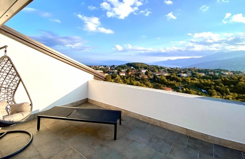 Kastav Apartamento | Exclusive vacation apartment near Opatija with 180° sea view and private pool.