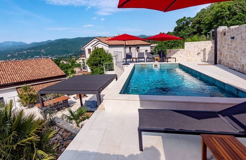 Kastav Apartamento | Exclusive vacation apartment near Opatija with 180° sea view and private pool.