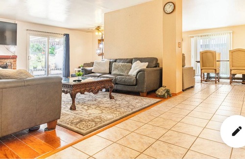 La Presa Casa | Exclusive Villa de Wales in Quiet Neighborhood