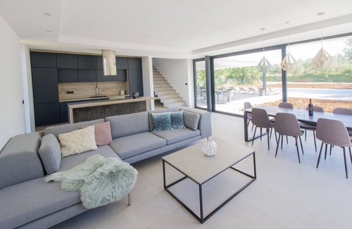 Peroj Villa | Villa exclusiva a estrenar, gran jardín. Apertura de julio de 2019! Primer año de promo