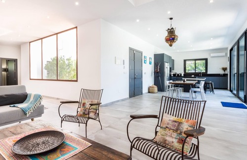 Melegis Villa | Exclusiva Villa con jardín y piscina