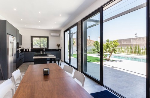 Melegis Villa | Exclusiva Villa con jardín y piscina