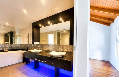 Suva Casa | EXCUTIVE BEACHFRONT Spa Pool 3x Bedroom Ensuite Residence HOUSE