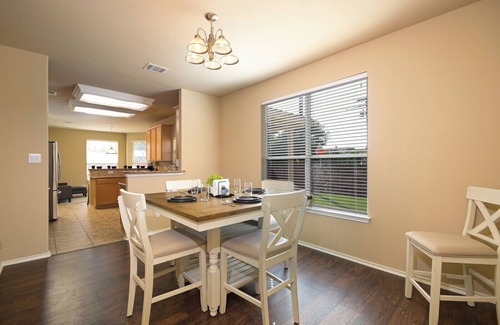 Scenic Oaks Casa | Hot Tub, Firepit & Propane Gridle 5 minutes to La Cantera & The Rim!