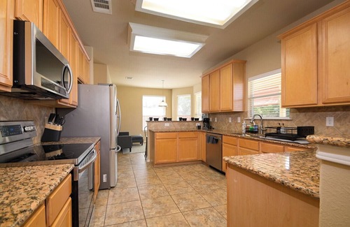 Scenic Oaks Casa | Hot Tub, Firepit & Propane Gridle 5 minutes to La Cantera & The Rim!