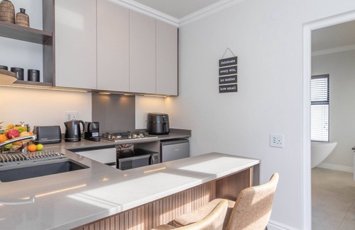 Westcliff Cabaña | Executive 1-bedroom cottage in Hermanus with AC and kitchen.