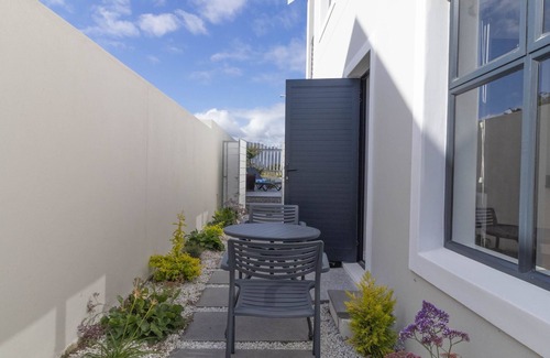 Westcliff Cabaña | Executive 1-bedroom cottage in Hermanus with AC and kitchen.