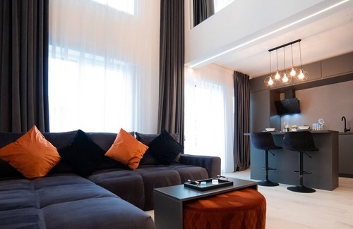 Sector 2 Apartamento | Luxury 1BR Duplex Sleeps 4, Near Promenada Mall, 75” TV, Fast WiFi, Sector 2