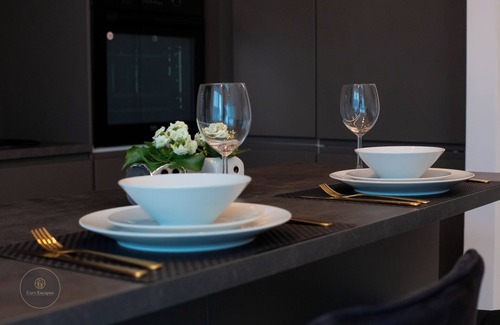 Sector 2 Apartamento | Luxury 1BR Duplex Sleeps 4, Near Promenada Mall, 75” TV, Fast WiFi, Sector 2