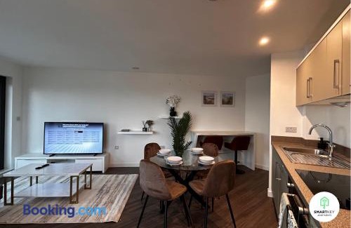 Woking Apartamento | Executive 2 Bed 2 Bath Central Woking Flat with Free Parking
