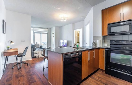 Downtown Mississauga Apartamento | Executive 2BR-2Bath Condo, High Floor, Parking