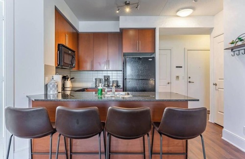 Downtown Mississauga Apartamento | Executive 2BR-2Bath Condo, High Floor, Parking