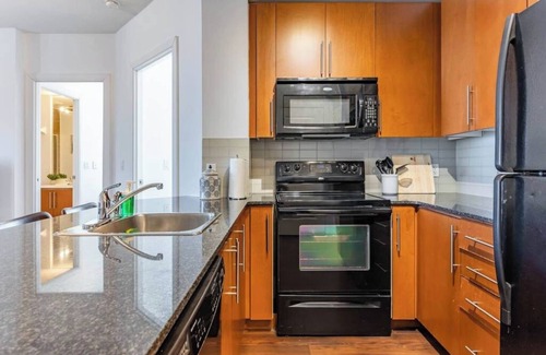 Downtown Mississauga Apartamento | Executive 2BR-2Bath Condo, High Floor, Parking