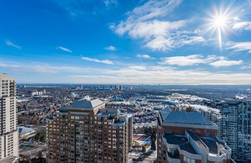 Downtown Mississauga Apartamento | Executive 2BR-2Bath Condo, High Floor, Parking