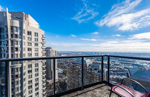 Downtown Mississauga Apartamento | Executive 2BR-2Bath Condo, High Floor, Parking