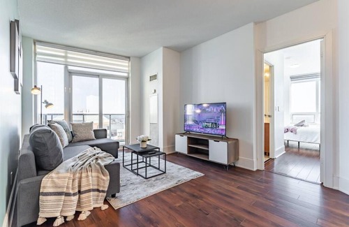 Downtown Mississauga Apartamento | Executive 2BR-2Bath Condo, High Floor, Parking