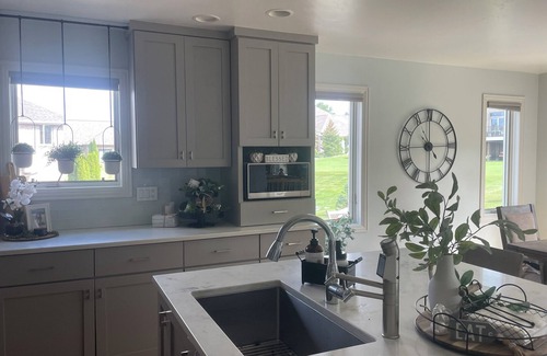 Green Bay Casa | EXECUTIVE 3 bedroom/3 bathroom lake-view home just 15 minutes from Lambeau !!
