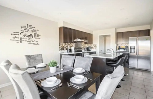 Brampton Casa | Executive 4BD/3BA home with Free Parking|Wi-fi|Office|Views|Park Access