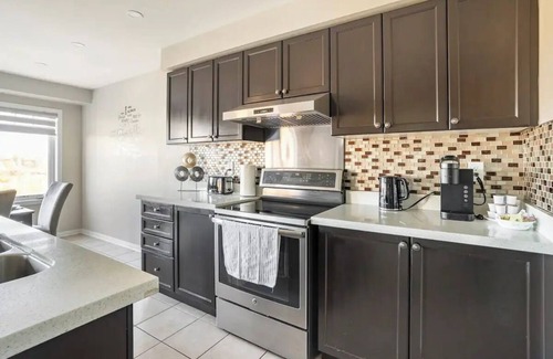 Brampton Casa | Executive 4BD/3BA home with Free Parking|Wi-fi|Office|Views|Park Access