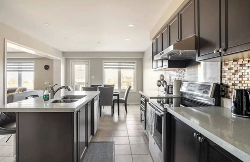 Brampton Casa | Executive 4BD/3BA home with Free Parking|Wi-fi|Office|Views|Park Access