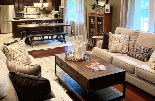 Brown Deer Casa | Executive Brown Deer Home with 4 Bedrooms 6 Beds 2.5 Baths Big Screen Media Room