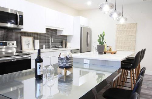 Edmonton Apartamento | Executive Bsmt Suite, King Bed, 5 min to DT & Whyte Ave, Sleeps 6!