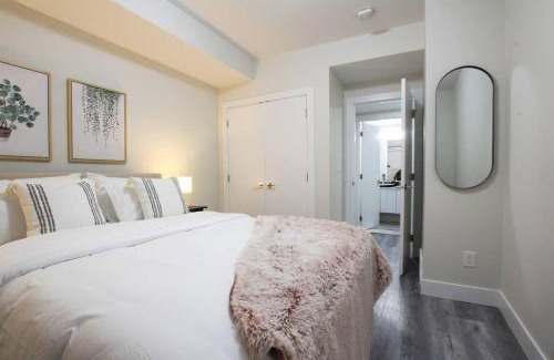 Edmonton Apartamento | Executive Bsmt Suite, King Bed, 5 min to DT & Whyte Ave, Sleeps 6!