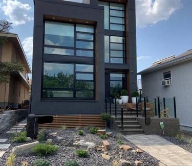 Edmonton Apartamento | Executive Bsmt Suite, King Bed, 5 min to DT & Whyte Ave, Sleeps 6!