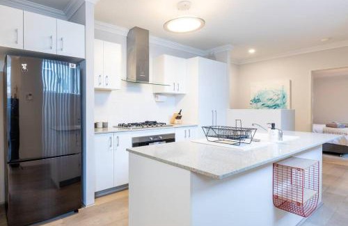 Perth Casa | Executive CBD Perth House 4BR 3BA 2Pk SLEEP 8!