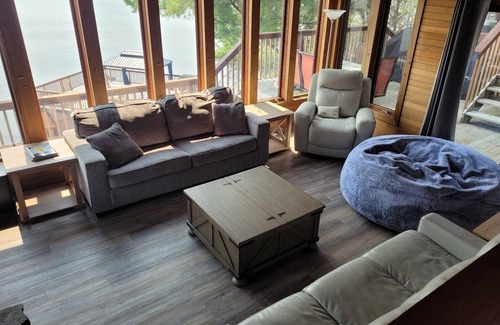 Northern Ontario Cabaña | Executive Cottage Clearwater Bay LOTW for rent by the month