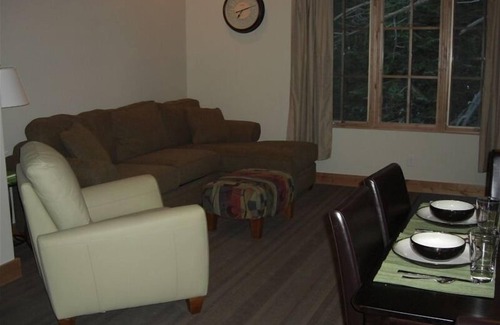Bear Valley Condominio | Condominio ejecutivo en Bear Valley Village con garaje + apto para niños