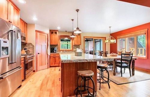 Stone Lake Casa | Executive Escape on LCO Stone Lake Hayward Sleeps 10+ Enjoy Fall at the lake!