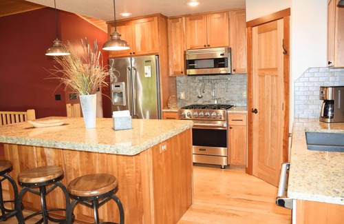 Stone Lake Casa | Executive Escape on LCO Stone Lake Hayward Sleeps 10+ Enjoy Fall at the lake!