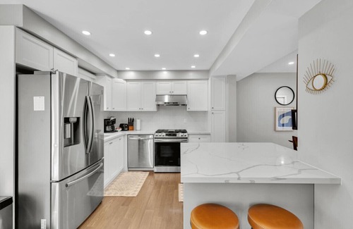Lisgar Casa | Executive Family Home Near, Go, Shops, Hwy, Transit