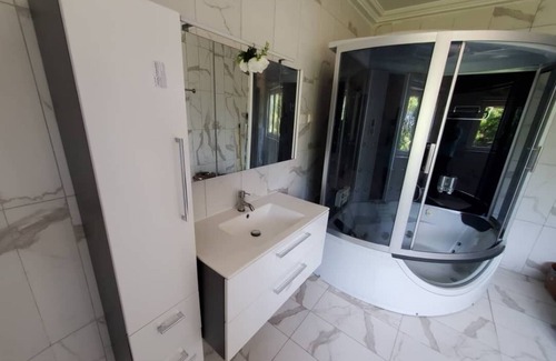 Mallam Apartamento | Executive Apartment with Steam Bath & Balcony