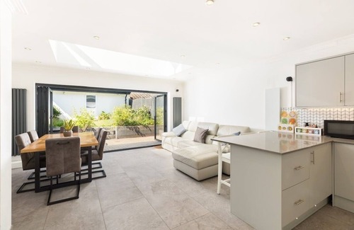 Cradley Casa | Executive Harborne House