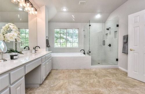Lower Basin Lake Travis Casa | Executive Home back to greenbelt