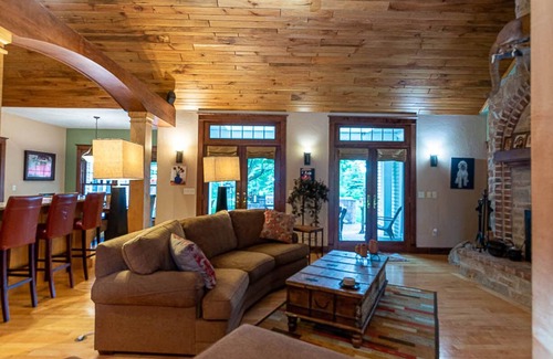 Forest Junction Casa | Executive Home for EAA