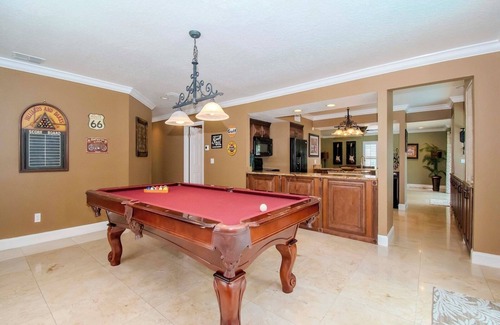 Lake Tarpon Estates Casa | Waterfront Million Dollar Pool Home, 2 cocinas para entretener, 2 salas de lavandería