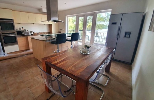 Walton Casa | Executive Lakeside 4 Bed Townhouse