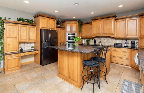West Des Moines Casa | Executive Living 2min to Jordan Creek 6 bed/5 bath near Jordan Creek Mall!