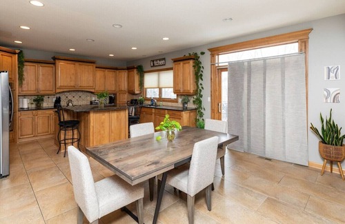 West Des Moines Casa | Executive Living 2min to Jordan Creek 6 bed/5 bath near Jordan Creek Mall!